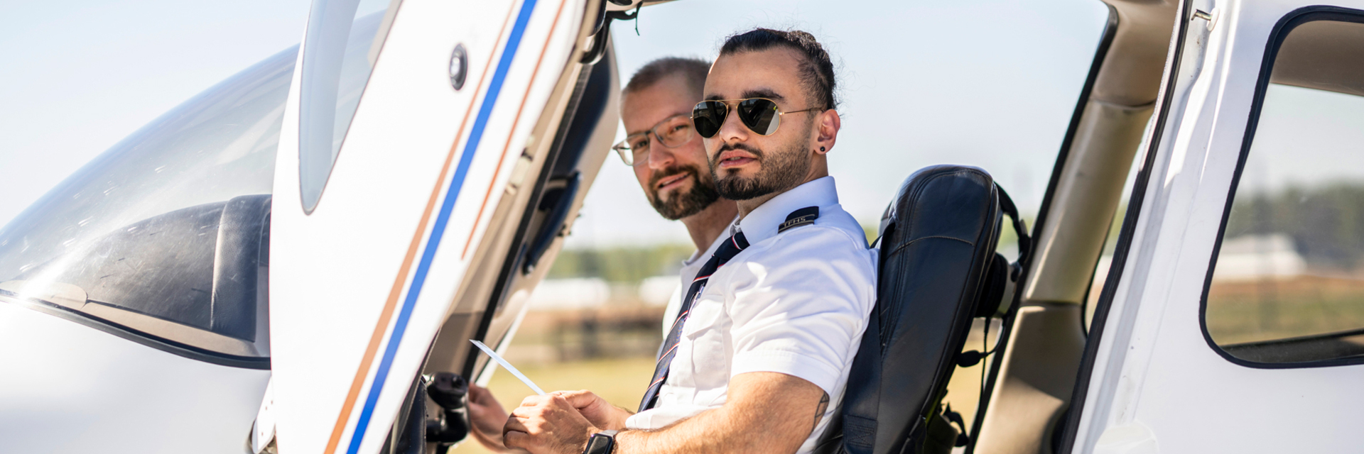 Student i ett Cirrus-flygplan tillsammans med en flyginstruktör. Foto.